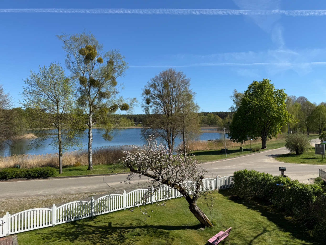 Der Balkon bietet einen herrlichen Blick auf den See
