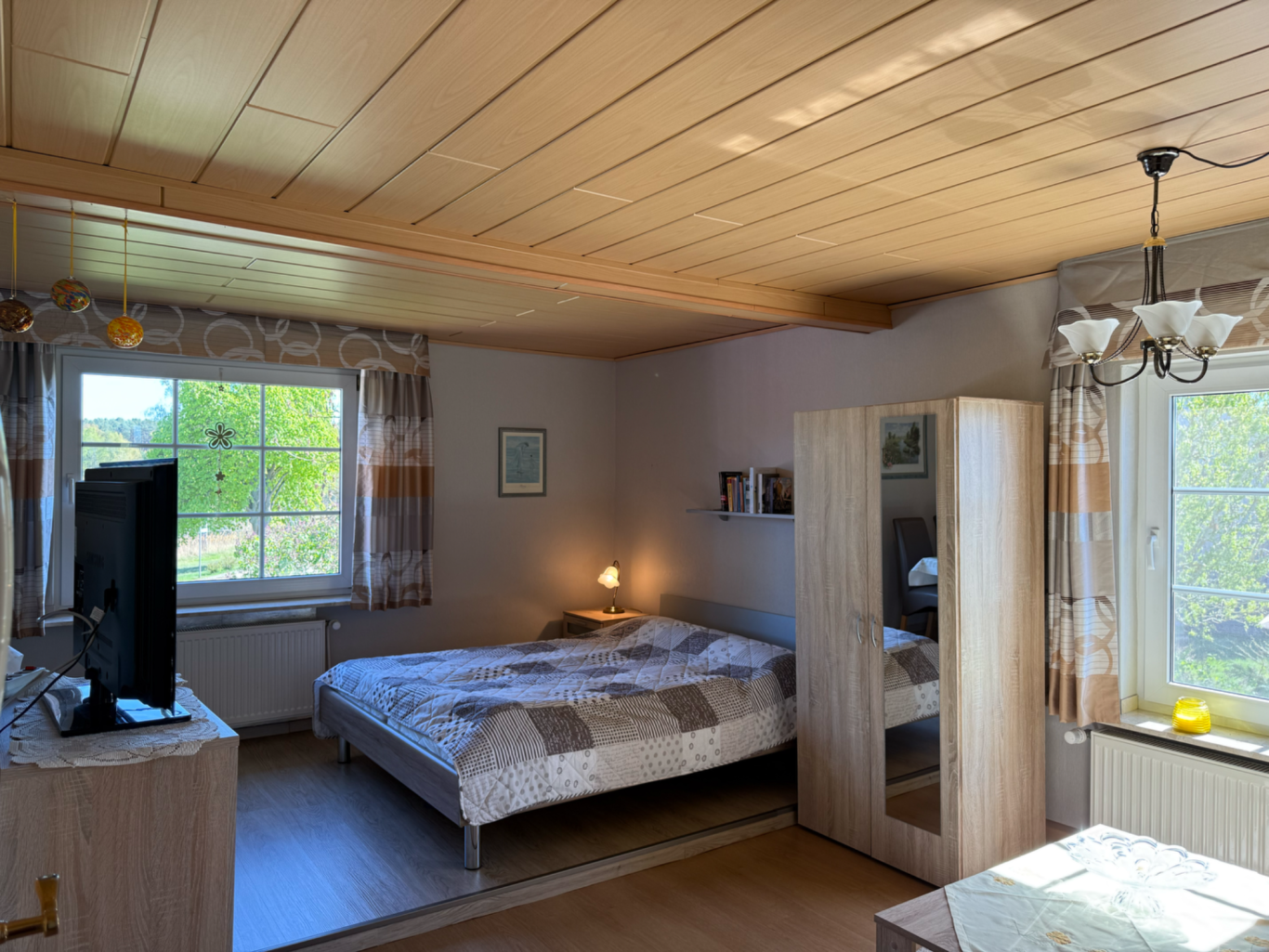 Gemütliches Doppelbett mit Kleiderschrank