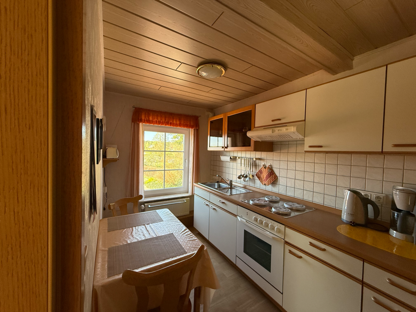 Küche mit Blick in den Garten und Esstisch mit Platz für 2 Personen.