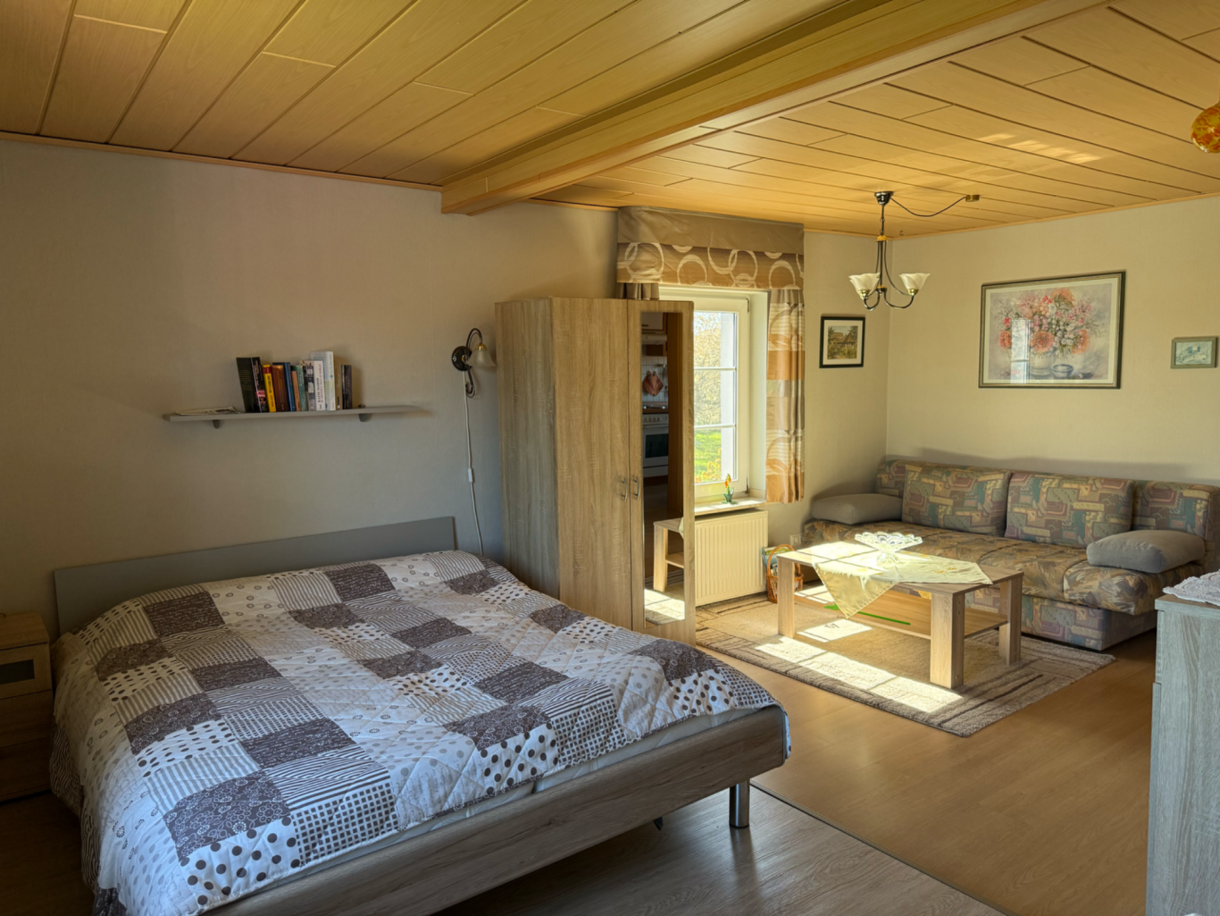 Gemütliche Sitzecke mit Sofa und Fenster
