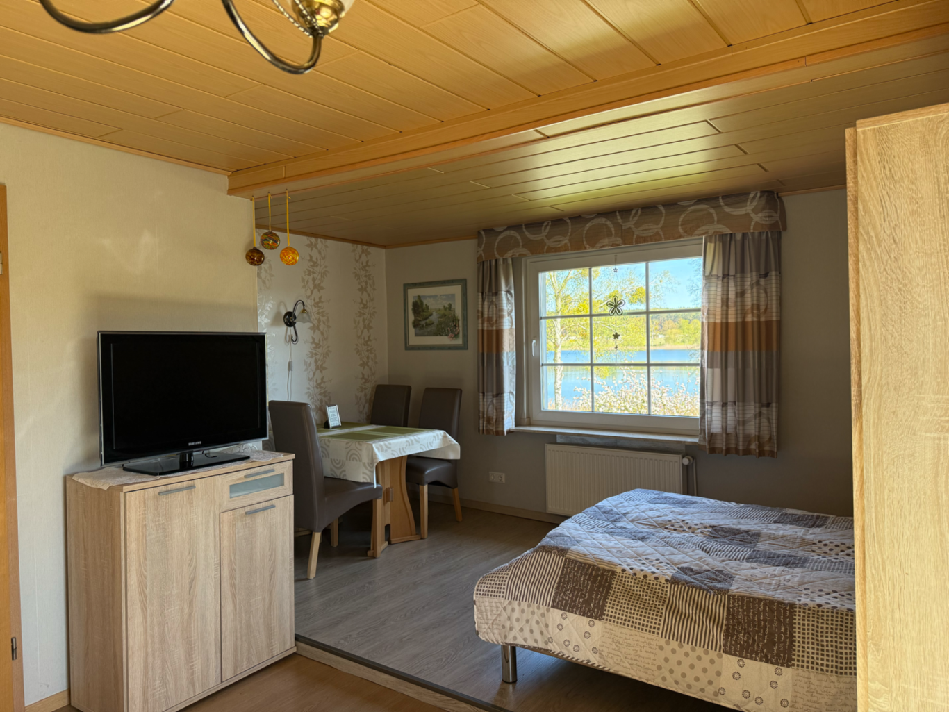 Blick in Richtung Essecke und Doppelbett